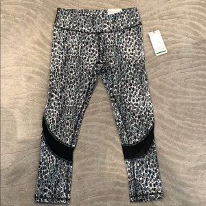 NWT GAIAM yoga mesh Capri Size small